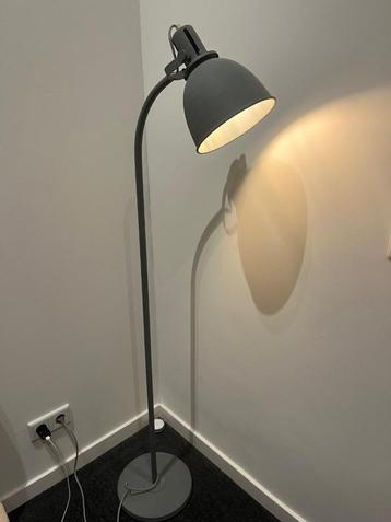Industriële staande lamp beschikbaar voor biedingen