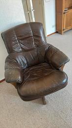 Bruin leren draaifauteuil met donker eiken voet, Huis en Inrichting, Fauteuils, Ophalen, Gebruikt, Klassiek, 75 tot 100 cm