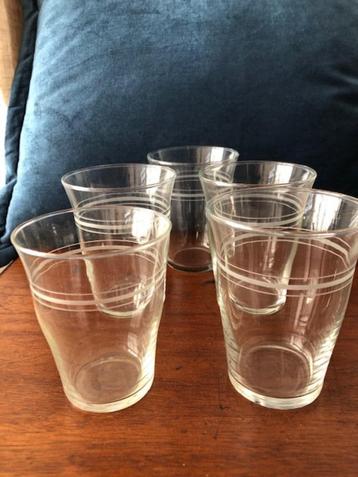5 antieke waterglazen met gegraveerd randje beschikbaar voor biedingen