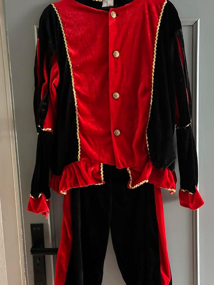 Pietenpak rood met zwart, Diversen, Sinterklaas, Zo goed als nieuw, Ophalen