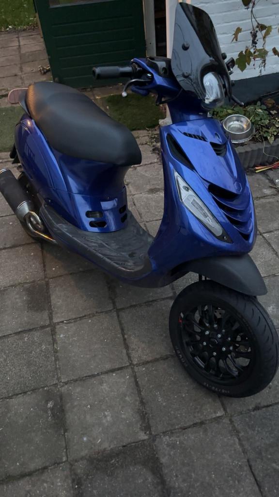 Piaggio zip 80cc 4 takt, Fietsen en Brommers, Scooters | Piaggio, Zo goed als nieuw, Zip, Benzine, Ophalen