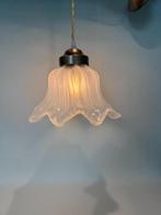 Vintage plafondlamp/hanglamp bloem glas, Huis en Inrichting, Lampen | Hanglampen, Ophalen of Verzenden, Zo goed als nieuw, Glas