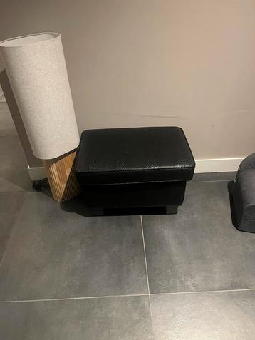 Zwarte poef beschikbaar voor biedingen