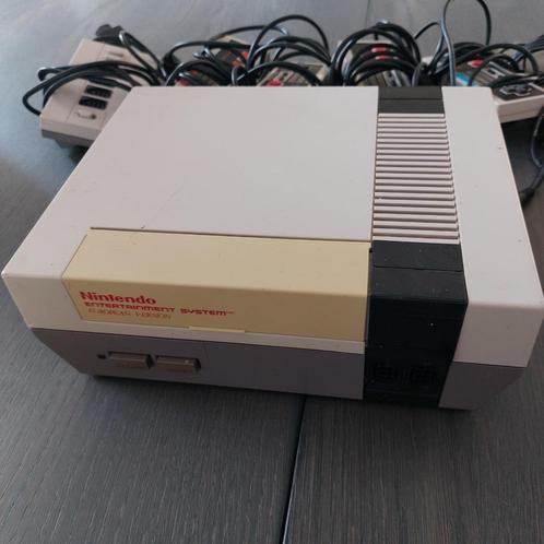 Nintendo NESE 001, Spelcomputers en Games, Spelcomputers | Nintendo NES, Gebruikt, Met 3 controllers of meer, Met games, Ophalen of Verzenden