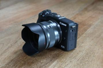 Canon M3 camera met EF-M 15-45 lens, EVF en EF adapter beschikbaar voor biedingen