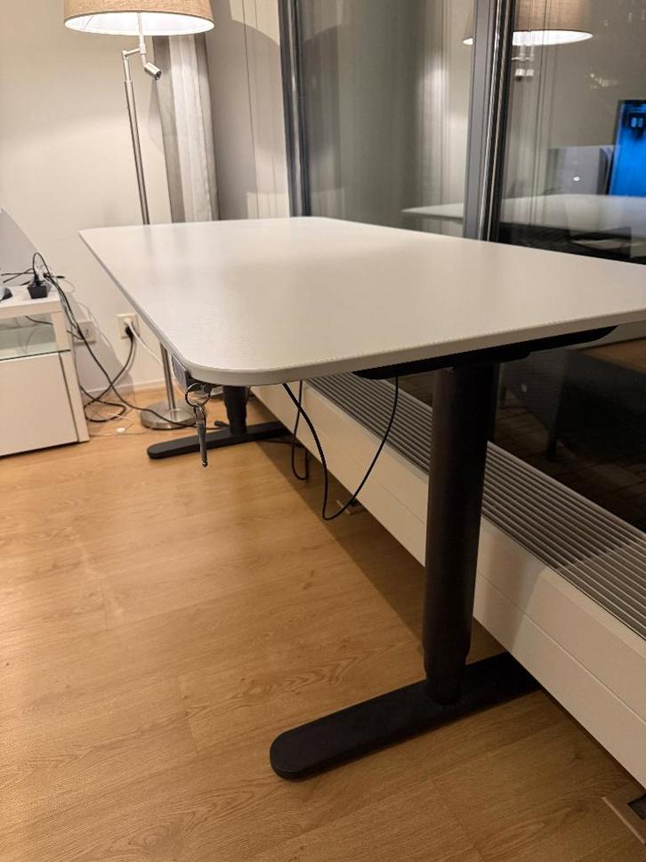IKEA BEKANT zit/sta bureau, elektrisch verstelbaar, Huis en Inrichting, Bureaus, Zo goed als nieuw, Bureau, Elektrisch, In hoogte verstelbaar