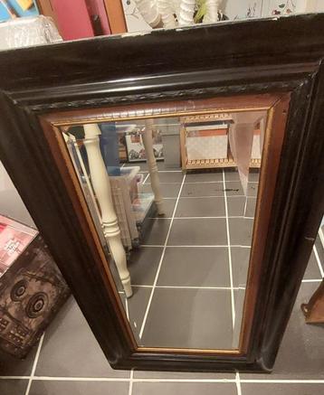 Zeer oude spiegel beschikbaar voor biedingen