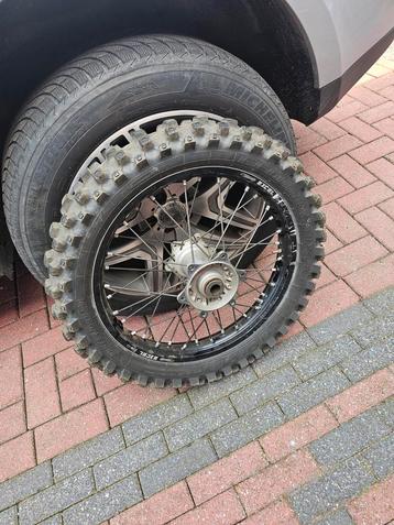 Achterwiel Ktm Excel 19 inch heeft een slag in het wiel. beschikbaar voor biedingen