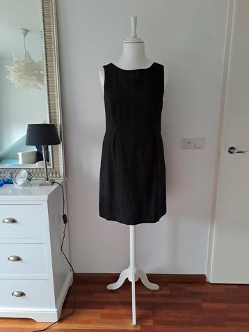 Zwart linnen mouwloos jurkje van Purdey, maat 42/44.