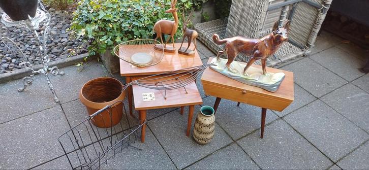 Een lot vintage jaren 50 tafels, kastje wandrek accessoires, Huis en Inrichting, Tafels | Bijzettafels, Zo goed als nieuw, Rond
