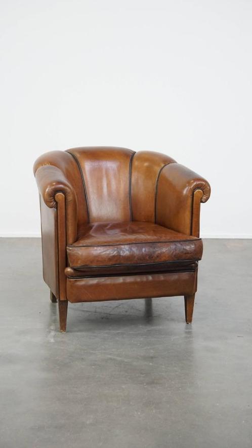 Vintage cognac-kleurige clubfauteuil met zwarte biezen, Huis en Inrichting, Fauteuils, Gebruikt, Leer, 75 tot 100 cm, 75 tot 100 cm
