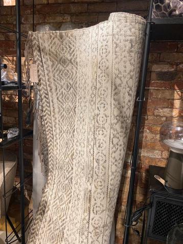 Mooi Taupe Kleed 170x240 cm beschikbaar voor biedingen