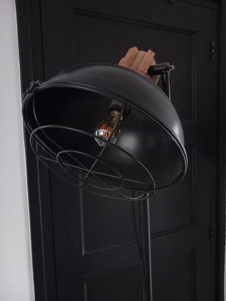Industriële zwarte vloerlamp, Huis en Inrichting, Lampen | Vloerlampen, Zo goed als nieuw, 150 tot 200 cm, Hout, Metaal, Ophalen