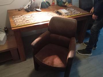 Teakhouten Tafel + 4 Suède Stoelen op Wieltjes beschikbaar voor biedingen