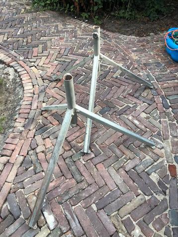 2x Stevige metalen driepoot / statief – inklapbaar beschikbaar voor biedingen