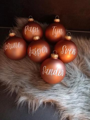 Kerstbal met naam beschikbaar voor biedingen