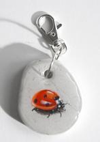 Lieveheersbeestje geschilderd op een stenen sleutelhanger, Antiek en Kunst, Ophalen of Verzenden