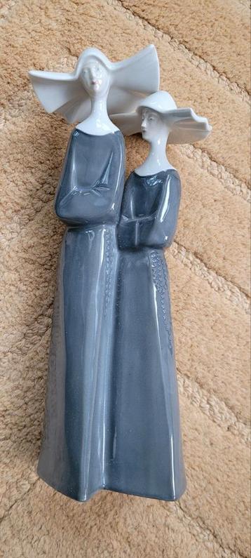 Porseleinen Beeldje - Twee Vrouwen beschikbaar voor biedingen