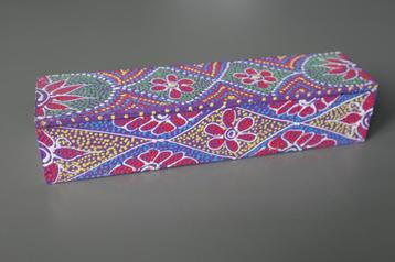 houten doosje Indonesië langwerpig hout beschilderd stippen beschikbaar voor biedingen