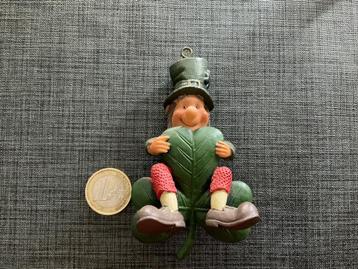 Finnian Hangende Decoratie - Kleine Ierse Man Zittend beschikbaar voor biedingen