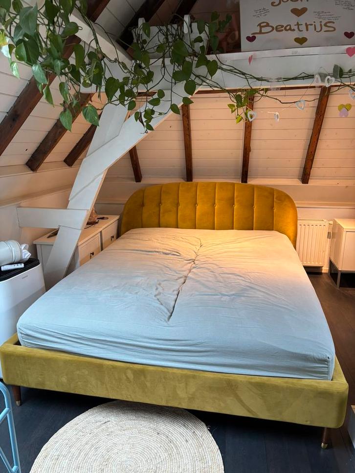 Fluwelen 2 persoons bed, gestoffeerd in groen gele stof, Huis en Inrichting, Slaapkamer | Bedden, Ophalen of Verzenden