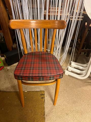 5 Houten Stoelen met Ruit Bekleding beschikbaar voor biedingen
