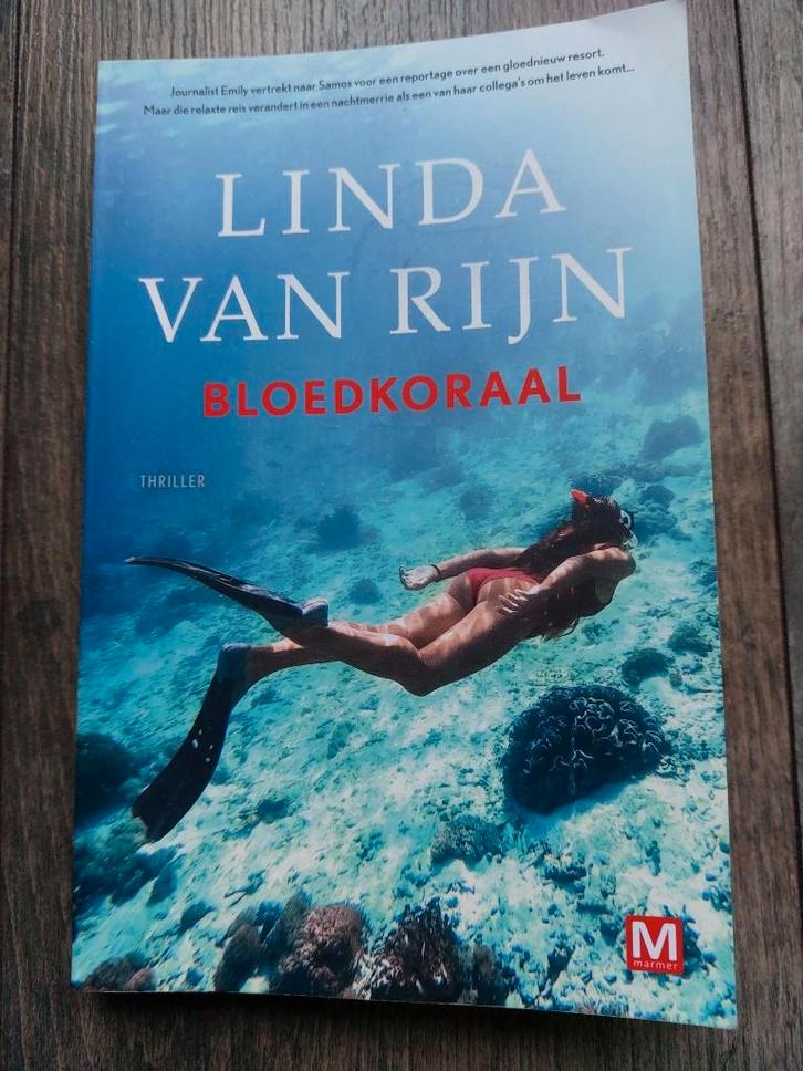 Linda van Rijn - Bloedkoraal - 2021, Boeken, Thrillers, Zo goed als nieuw, Ophalen of Verzenden