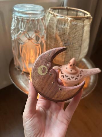 Wierookhouder van hout in vorm van een maan beschikbaar voor biedingen