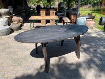 Prachtige nieuwe ovale eettafel beschikbaar voor biedingen