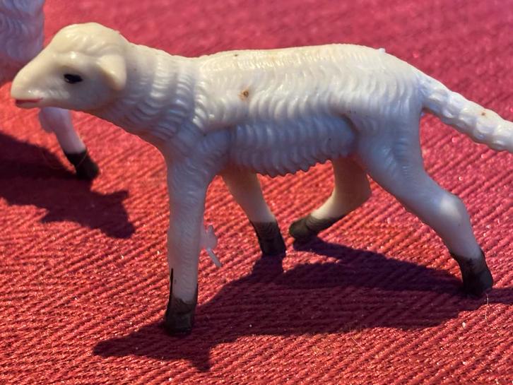 Set 5 schaapjes en hond  kunstof 7/4,5 cm, Diversen, Kerst, Nieuw, Ophalen of Verzenden