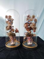 2 Antieke Glazen Stolpen met Handgemaakte Bloemen in vaasje, Antiek en Kunst, Ophalen of Verzenden
