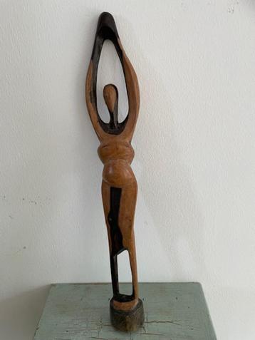 Gestyleerd houten beeld. Zwangere vrouw in yoga houding  beschikbaar voor biedingen
