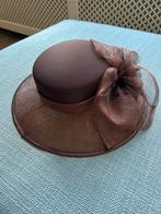 Bruine hetfst hoed met strik, Kleding | Dames, Hoeden en Petten, Ophalen of Verzenden, Gedragen, One size fits all, Hoed