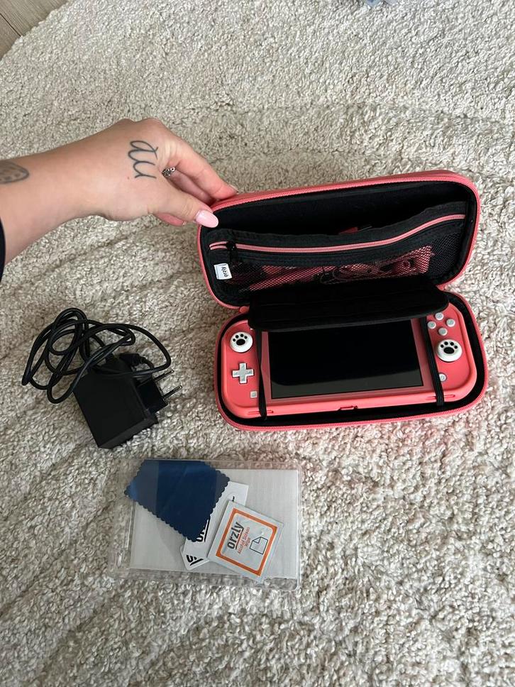 Nintendo Switch Lite - Coral - Compleet!, Spelcomputers en Games, Games | Nintendo Switch, Zo goed als nieuw, Overige genres, 1 speler