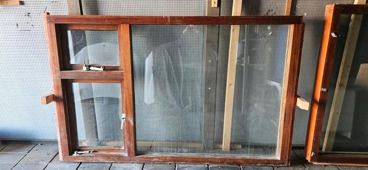 Hardhouten kozijn 210x140 cm met dubbel glas, Doe-het-zelf en Verbouw, Kozijnen en Schuifpuien, Gebruikt, Raamkozijn, Hout, 75 tot 150 cm
