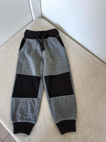 Jongens joggingbroek maat 98 beschikbaar voor biedingen