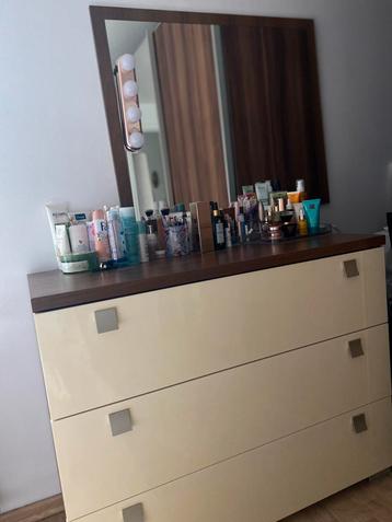 Commode met spiegel en 3 lades beschikbaar voor biedingen