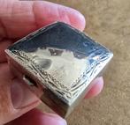 Zilveren Pillendoosje met Decoratief Patroon, Antiek en Kunst, Ophalen of Verzenden, Zilver