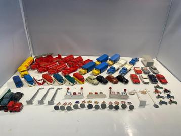 64 Delig: Vintage LEGO voertuigen en accessoires beschikbaar voor biedingen