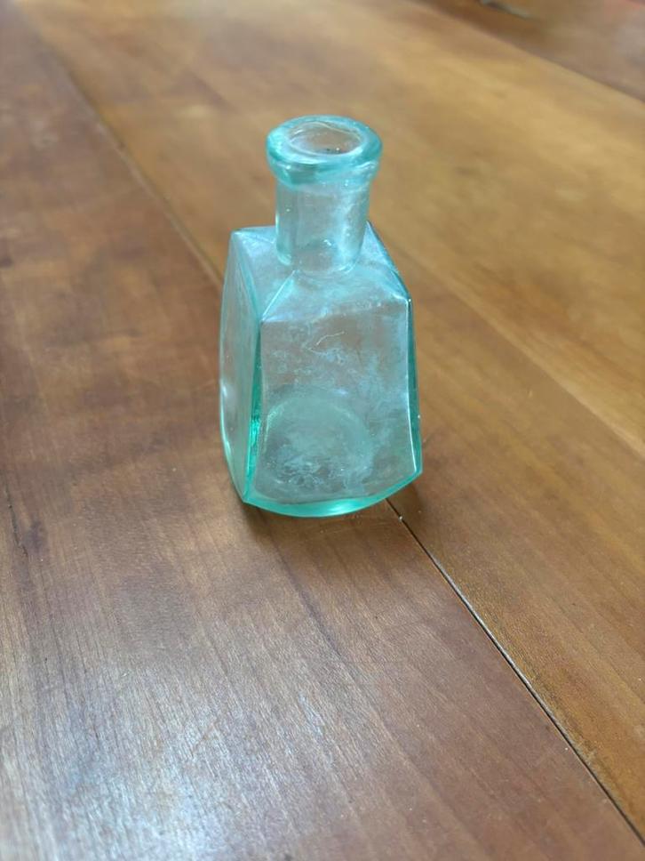 Antiek parfumflesje opgegraven rond 1970 in Amsterdam, Antiek en Kunst, Antiek | Glas en Kristal, Ophalen of Verzenden