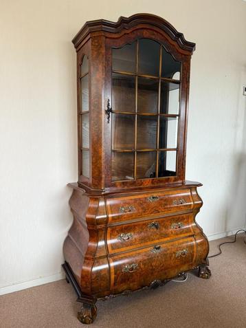 Wortelnoten houten Vitrinekast beschikbaar voor biedingen