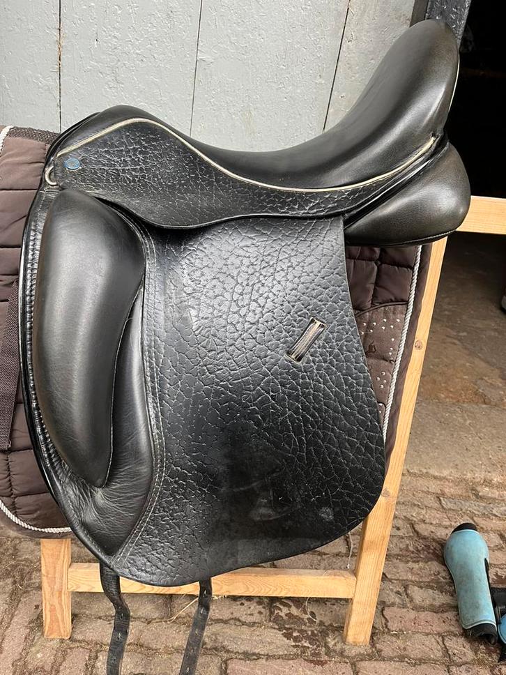 Km Custom zadel, Dieren en Toebehoren, Paarden en Pony's | Zadels, Zo goed als nieuw, Dressuur, Ophalen