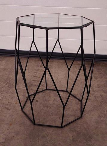 Metalen tafeltje met glasplaat beschikbaar voor biedingen