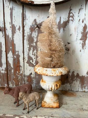 Shabby tuinvaasje met kerstboompje beschikbaar voor biedingen