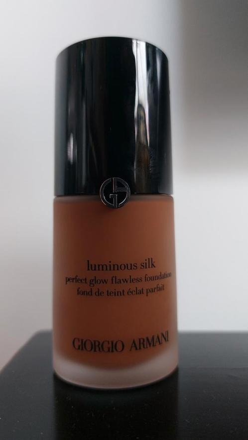 Armani luminous silk foundation no. 10, Sieraden, Tassen en Uiterlijk, Uiterlijk | Gezichtsverzorging, Nieuw, Camouflage, Gehele gezicht