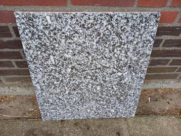 Vierkant stuk graniet (2 maal) beschikbaar voor biedingen