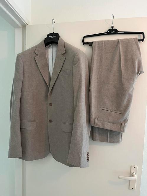Kostuum zand Marciano by Guess maat 54 / 52 tweepdelig pak, Kleding | Heren, Kostuums en Colberts, Zo goed als nieuw, Maat 52/54 (L)