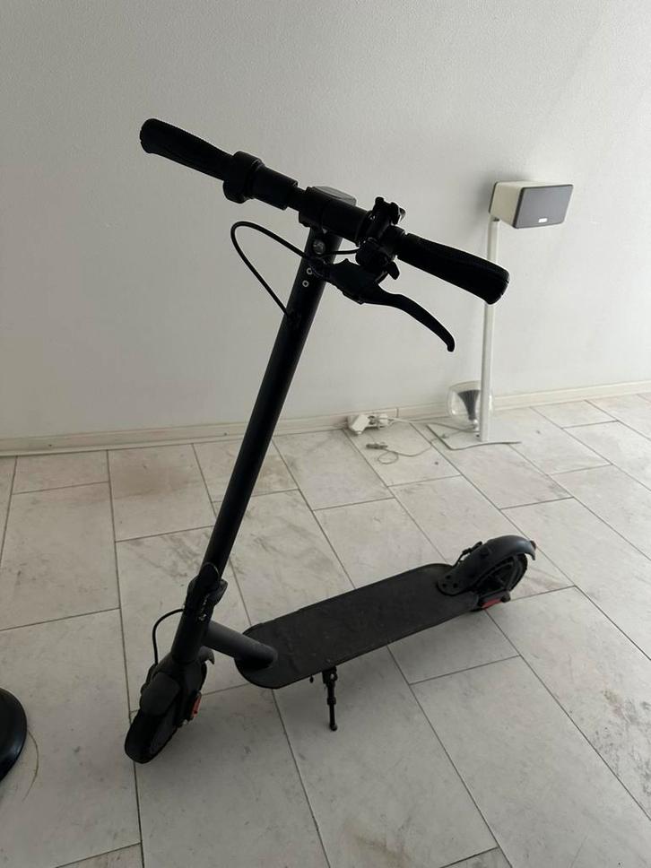 E-step met oplader, Fietsen en Brommers, Steps, Zo goed als nieuw, Elektrische step (E-scooter), Ophalen of Verzenden