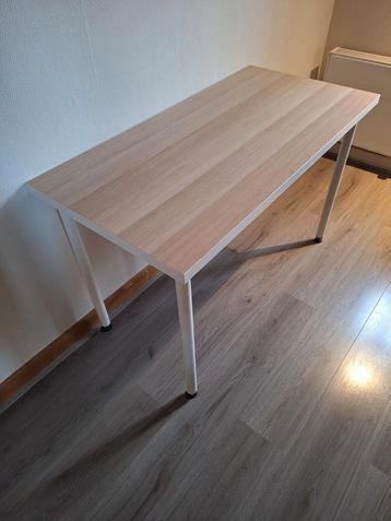 Ikea Linnmon tafel - met witte verstelbare poten  beschikbaar voor biedingen