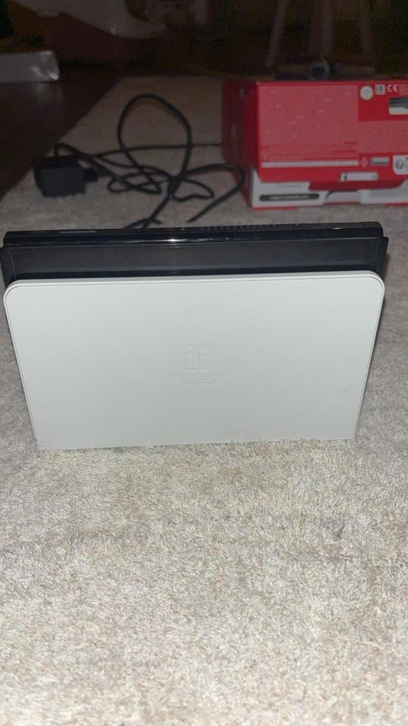 Nintendo Switch OLED – Compleet pakket + spellen (2025), Spelcomputers en Games, Spelcomputers | Nintendo Switch, Zo goed als nieuw